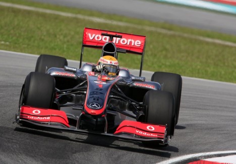Lewis Hamilton og McLaren-Mercedes risikerer udelukkelse fra flere Formel 1 løb i 2009 efter skandalen i Australien